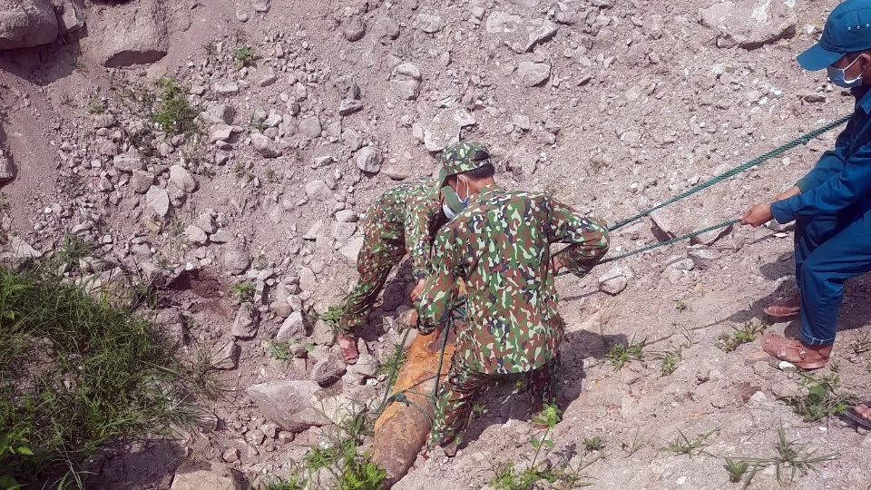 Ban Chỉ huy Quân sự thị xã Đức Phổ phối hợp Ban Công binh Bộ Chỉ huy Quân sự tỉnh Quảng Ngãi xử lý bom, mìn