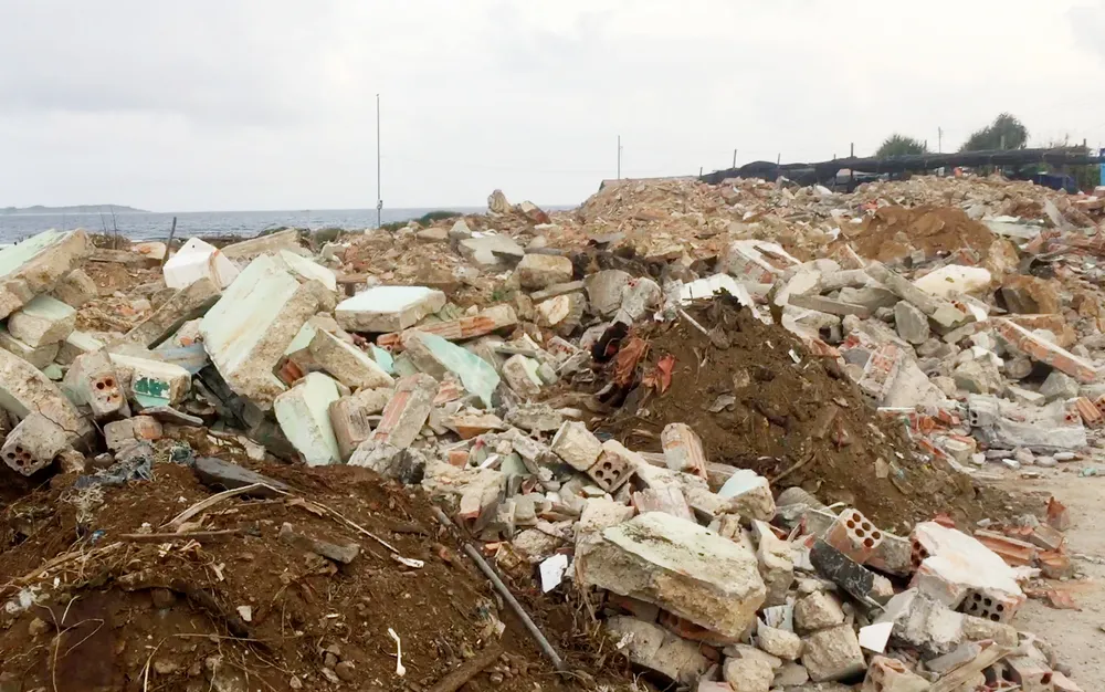 Huyện Lý Sơn cấm đổ phế thải xây dựng tại tuyến đường đi qua chùa Đục và đền thờ Phật Mẫu ảnh 3