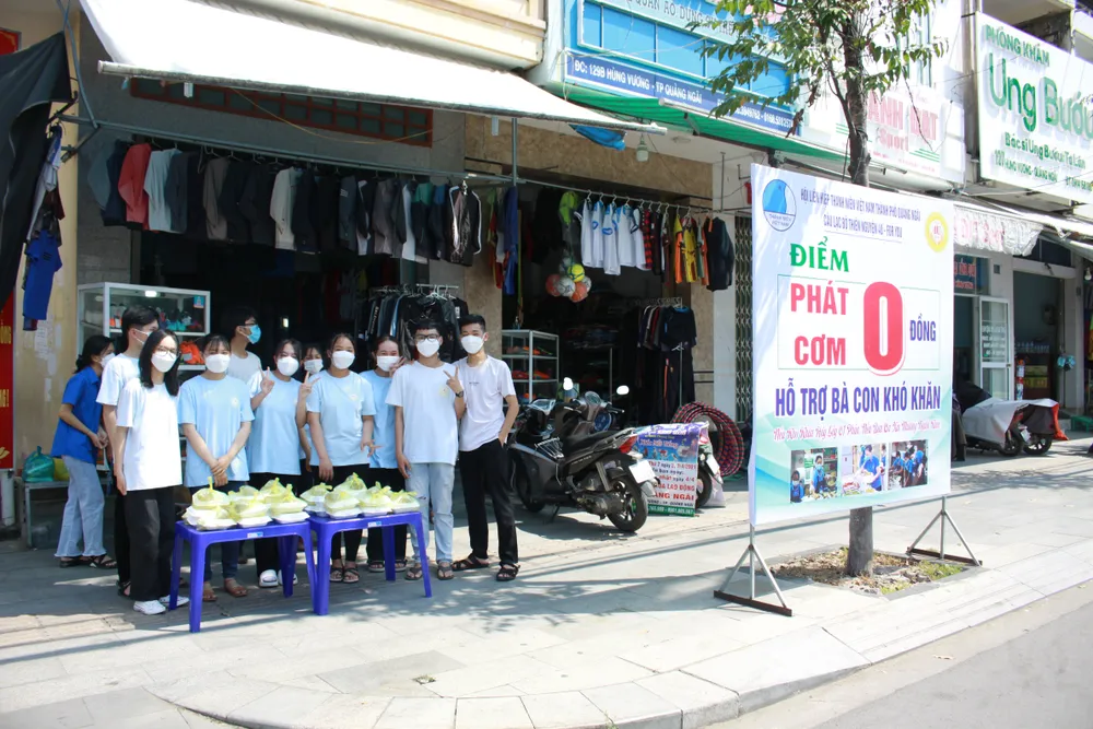 Quảng Ngãi: Ấm lòng suất cơm 0 đồng cho người nghèo ảnh 1