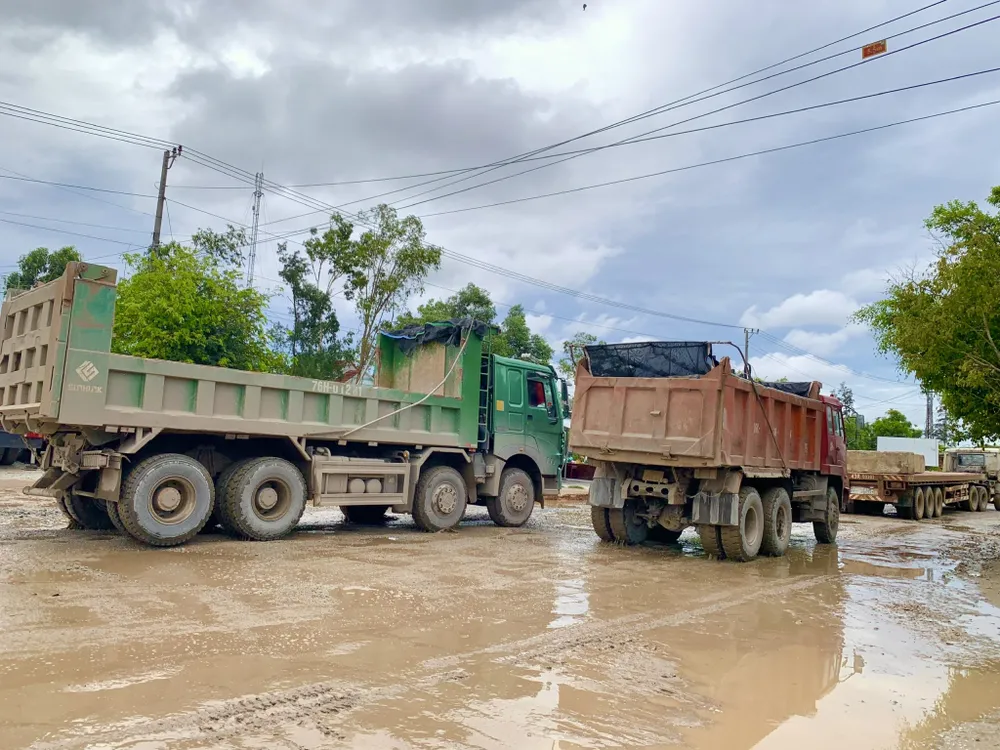 Khoảng 500 tỷ đồng nâng cấp các tuyến đường xuống cấp tại Khu kinh tế Dung Quất ảnh 1