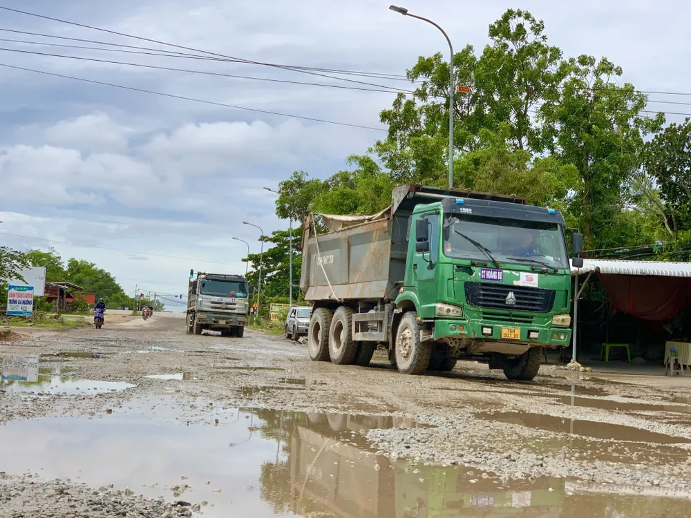 Khoảng 500 tỷ đồng nâng cấp các tuyến đường xuống cấp tại Khu kinh tế Dung Quất ảnh 2