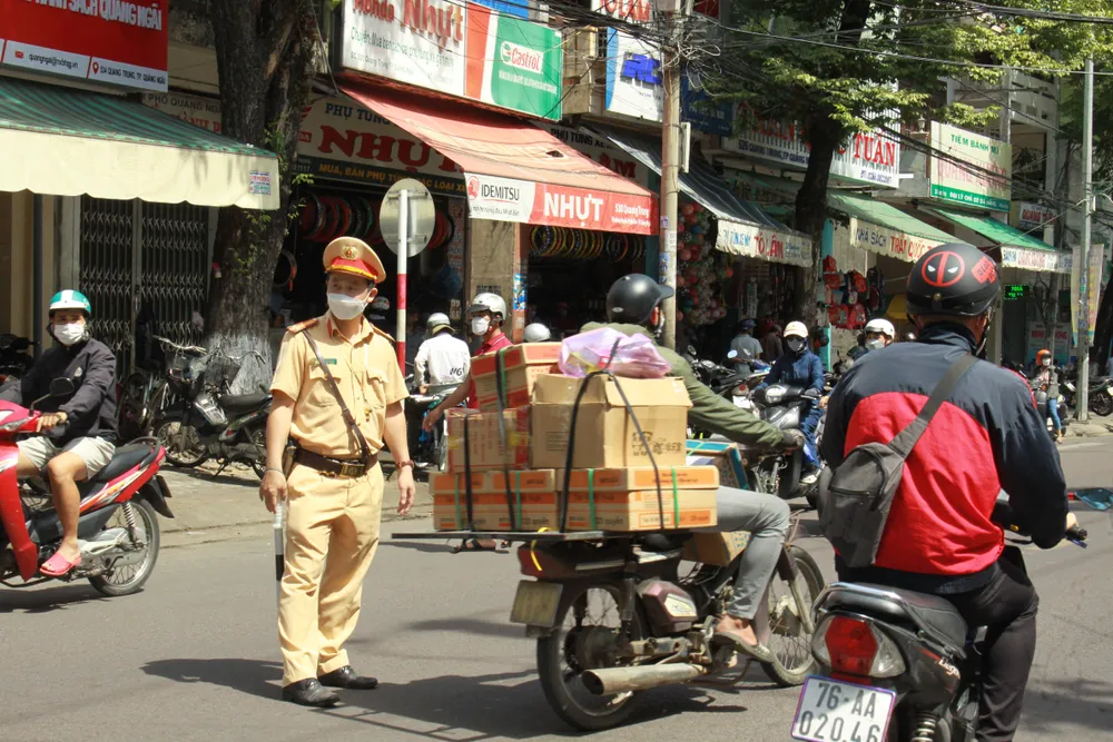 CSGT dùng xe đặc chủng hỗ trợ thí sinh bị hỏng xe đến điểm thi kịp giờ thi ảnh 21