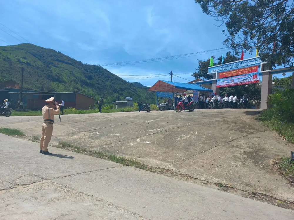 Những suất cơm miễn phí tiếp sức thí sinh mùa thi ở miền núi Sơn Tây (Quảng Ngãi) ảnh 7