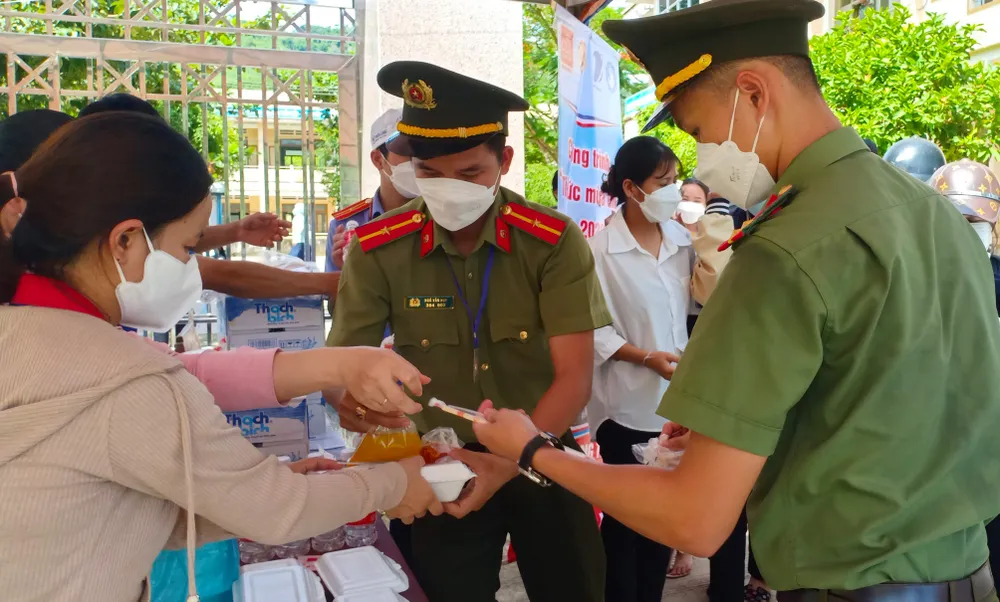Những suất cơm miễn phí tiếp sức thí sinh mùa thi ở miền núi Sơn Tây (Quảng Ngãi) ảnh 3