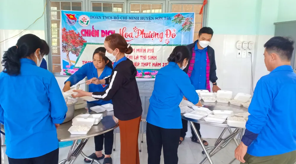 Những suất cơm miễn phí tiếp sức thí sinh mùa thi ở miền núi Sơn Tây (Quảng Ngãi) ảnh 1
