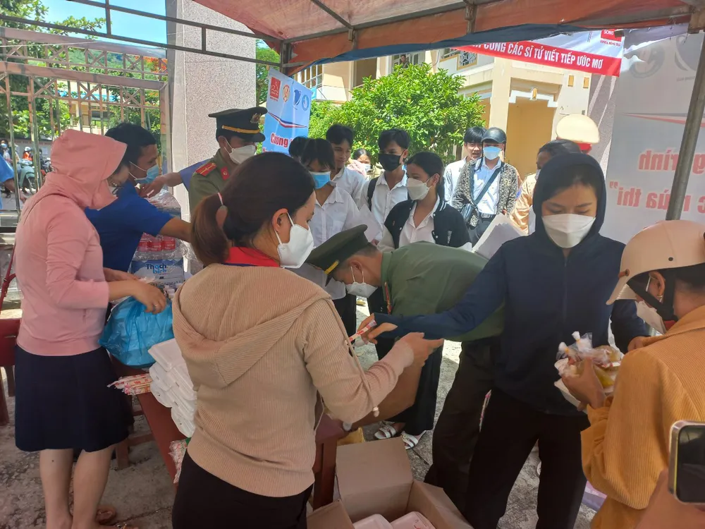 Những suất cơm miễn phí tiếp sức thí sinh mùa thi ở miền núi Sơn Tây (Quảng Ngãi) ảnh 4