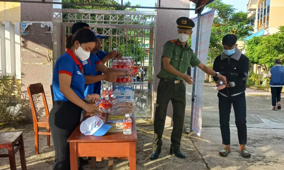 Những suất cơm miễn phí tiếp sức thí sinh mùa thi ở miền núi Sơn Tây (Quảng Ngãi) ảnh 6