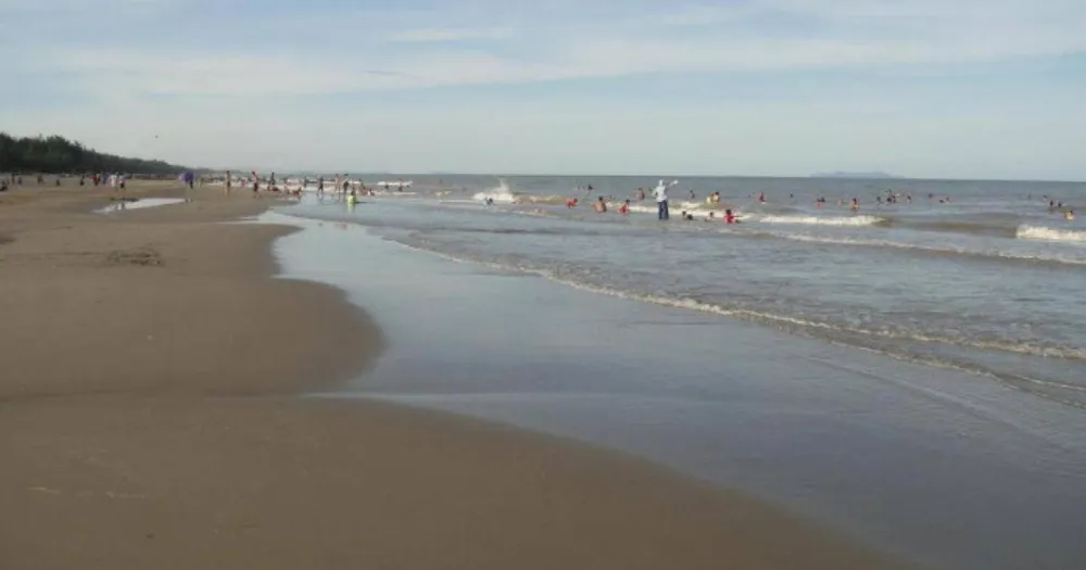 Tìm thấy thi thể hai nạn nhân đuối nước khi đi tắm biển ở Quảng Ngãi ảnh 1