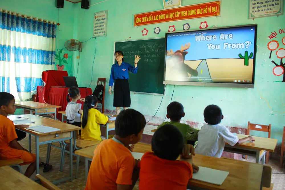 Lớp tiếng Anh miễn phí cho học sinh H’rê ở Quảng Ngãi ảnh 2
