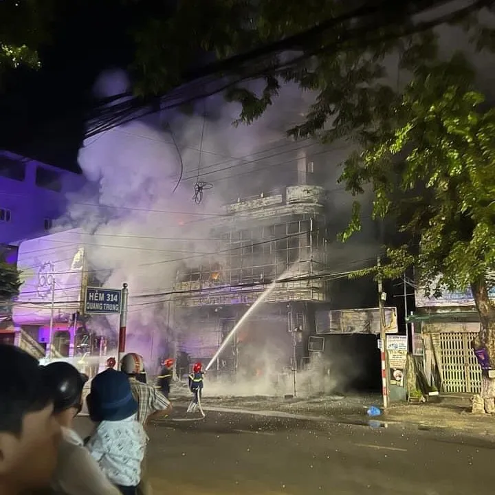 Cháy lớn tại đường Quang Trung, TP Quảng Ngãi ảnh 2