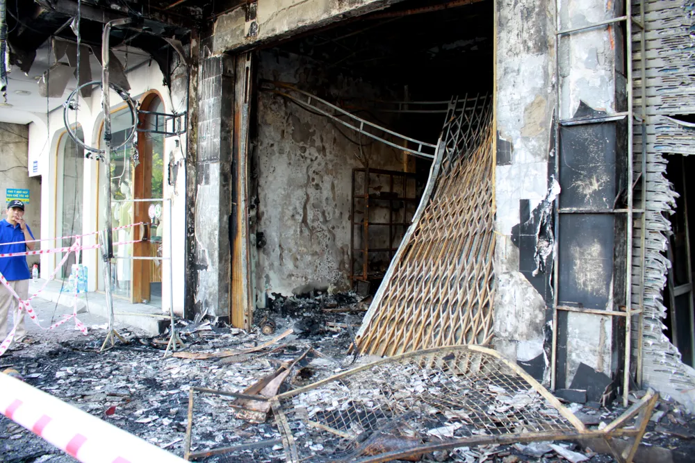 Hiện trường vụ hỏa hoạn thiêu rụi 2 căn nhà liền kề ở Quảng Ngãi ảnh 3