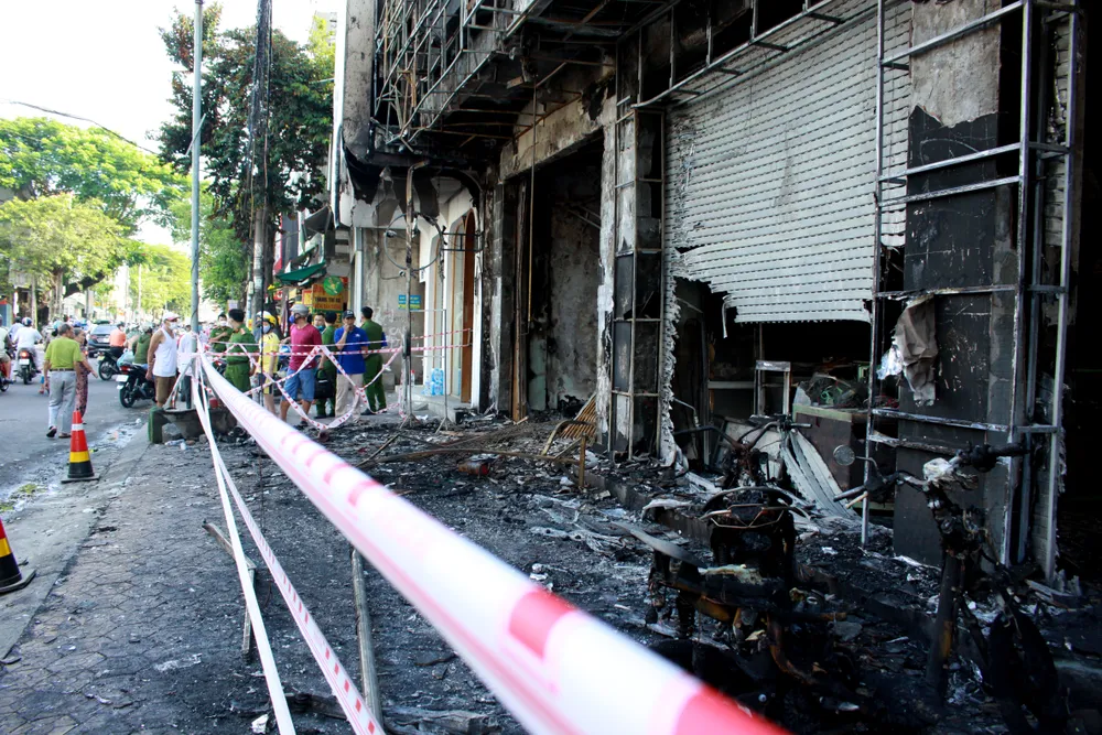 Hiện trường vụ hỏa hoạn thiêu rụi 2 căn nhà liền kề ở Quảng Ngãi ảnh 2