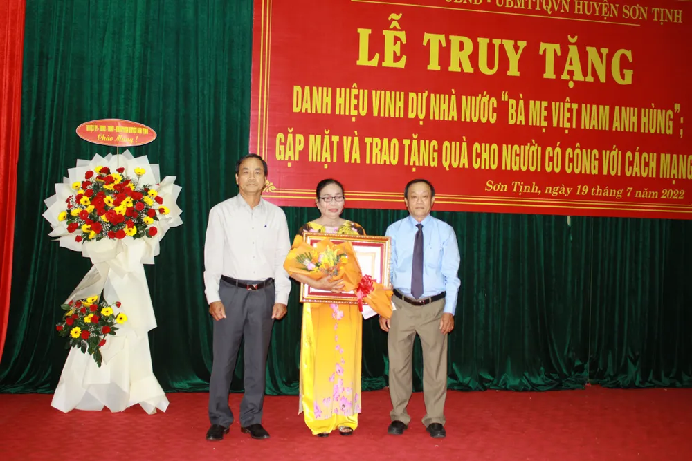 Truy tặng danh hiệu Bà mẹ Việt Nam anh hùng cho mẹ liệt sĩ ảnh 6