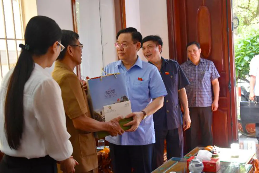 Chủ tịch Quốc hội dâng hương tưởng niệm tại Nghĩa trang liệt sĩ Quảng Ngãi ảnh 2