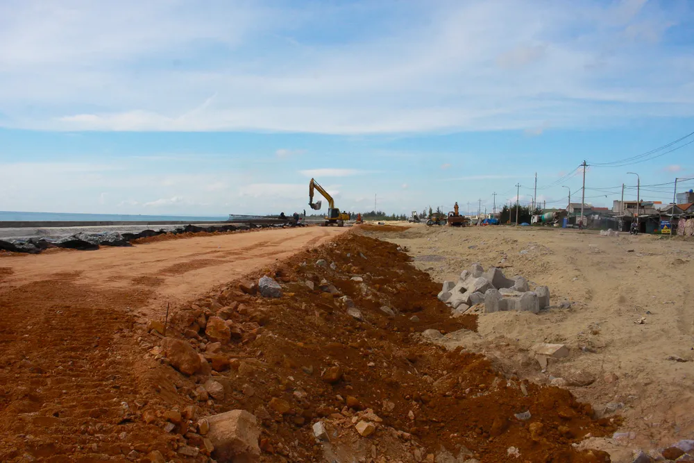 Quảng Ngãi: Khẩn trương hoàn thành kè chống sạt lở bờ biển trước mưa bão ảnh 6