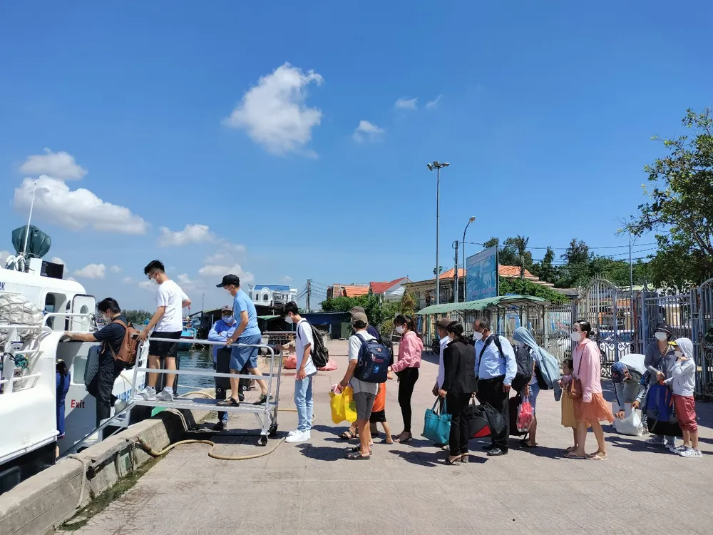 Đà Nẵng - Quảng Ngãi: Lượng khách tăng mạnh dịp lễ Quốc khánh ảnh 1