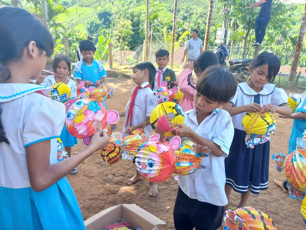 Niềm vui Tết Trung thu của trẻ em vùng núi Quảng Ngãi ảnh 13