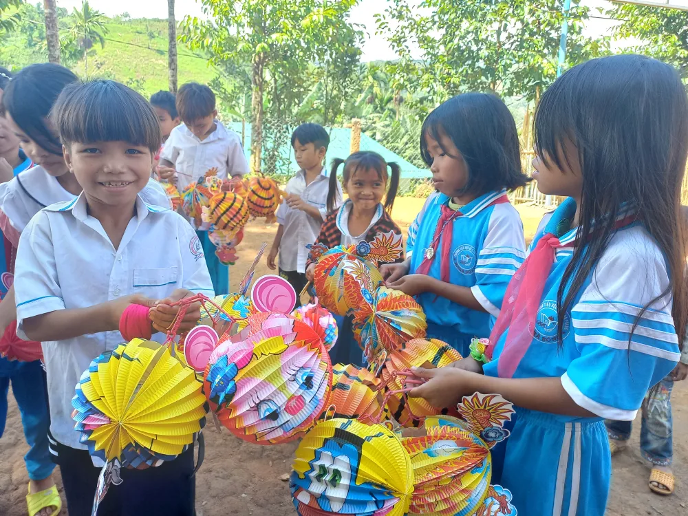 Niềm vui Tết Trung thu của trẻ em vùng núi Quảng Ngãi ảnh 4