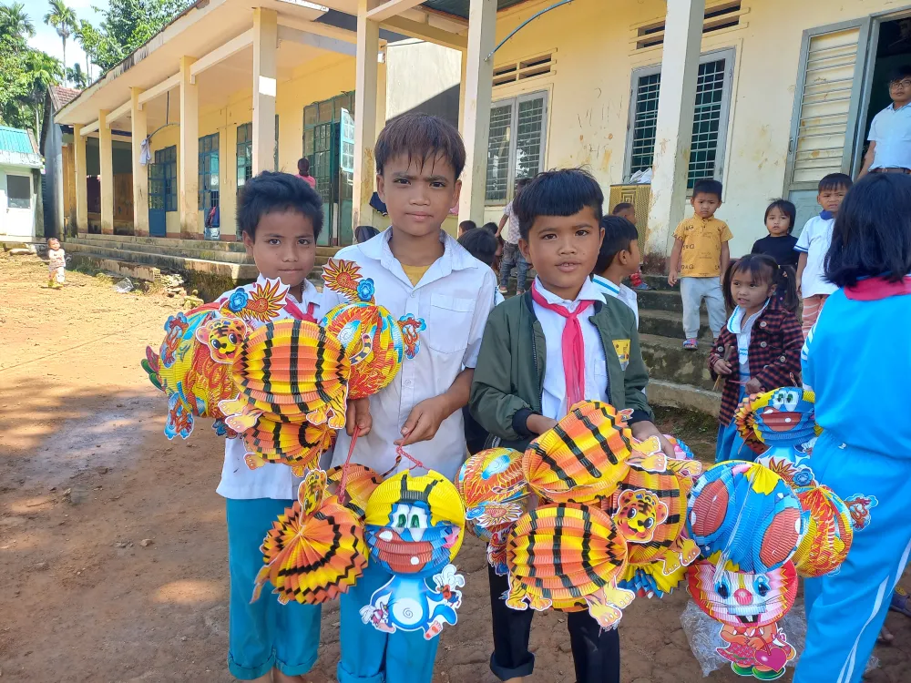 Niềm vui Tết Trung thu của trẻ em vùng núi Quảng Ngãi ảnh 12