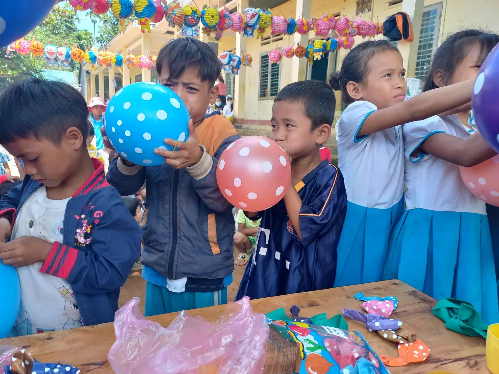 Niềm vui Tết Trung thu của trẻ em vùng núi Quảng Ngãi ảnh 11