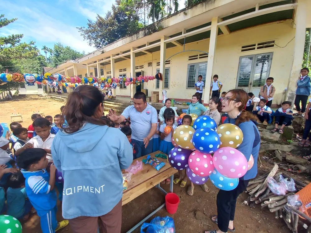 Niềm vui Tết Trung thu của trẻ em vùng núi Quảng Ngãi ảnh 8