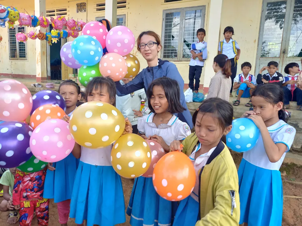 Niềm vui Tết Trung thu của trẻ em vùng núi Quảng Ngãi ảnh 9