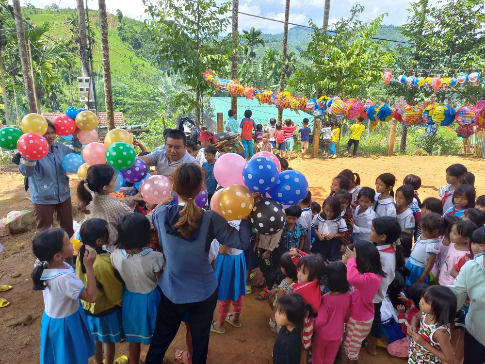Niềm vui Tết Trung thu của trẻ em vùng núi Quảng Ngãi ảnh 3
