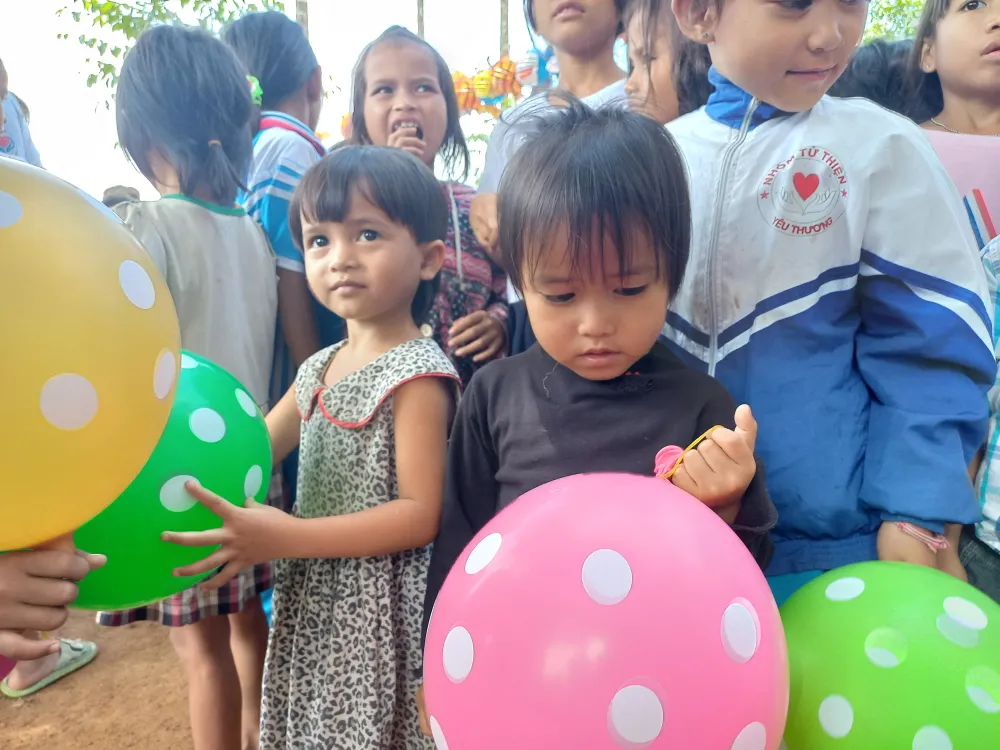 Niềm vui Tết Trung thu của trẻ em vùng núi Quảng Ngãi ảnh 10