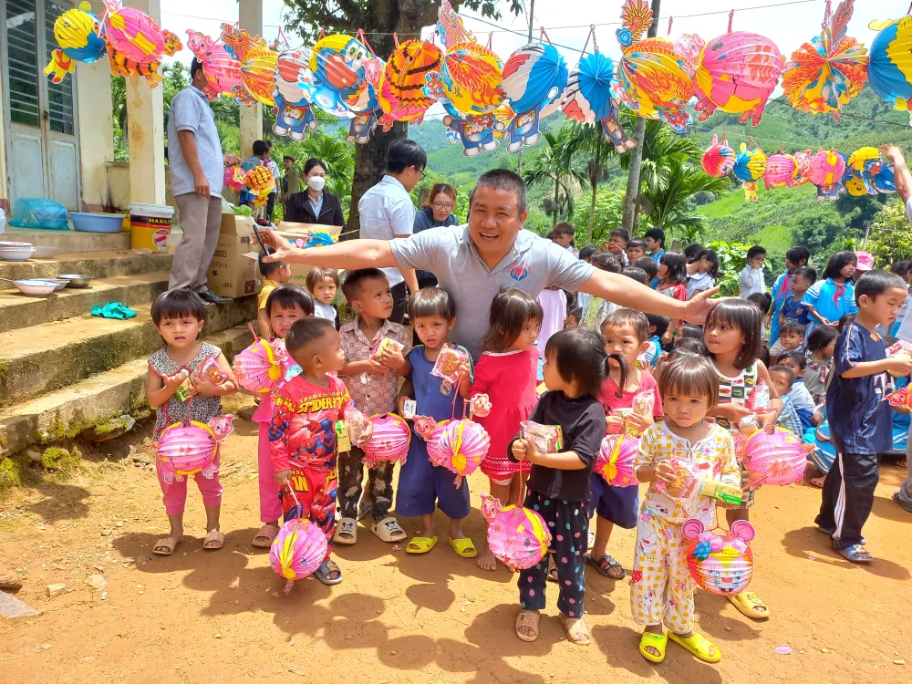 Niềm vui Tết Trung thu của trẻ em vùng núi Quảng Ngãi ảnh 17