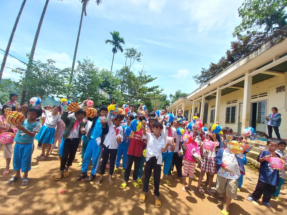 Niềm vui Tết Trung thu của trẻ em vùng núi Quảng Ngãi ảnh 16