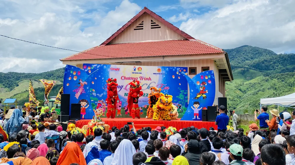 Niềm vui Tết Trung thu của trẻ em vùng núi Quảng Ngãi ảnh 1