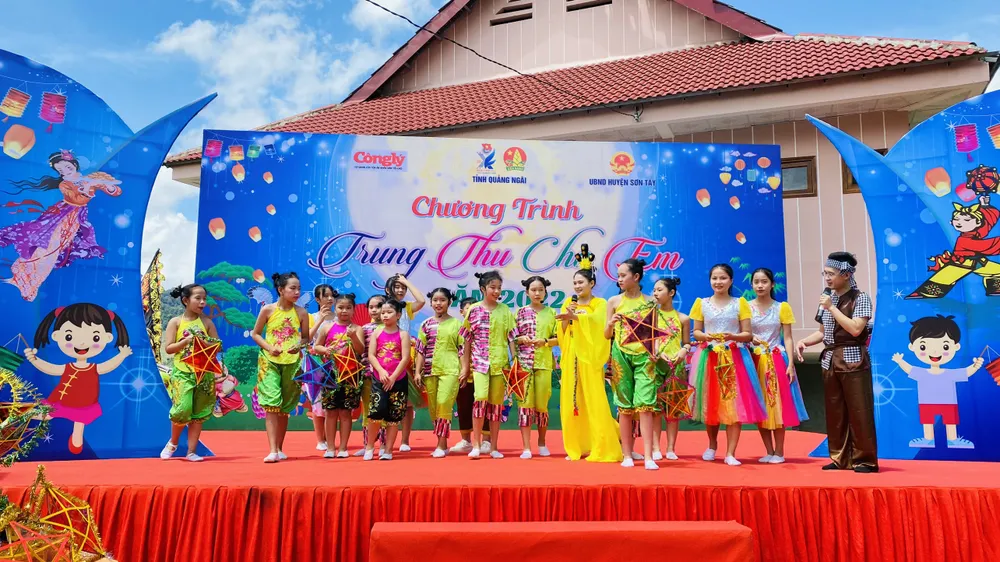 Niềm vui Tết Trung thu của trẻ em vùng núi Quảng Ngãi ảnh 5