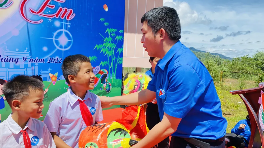 Niềm vui Tết Trung thu của trẻ em vùng núi Quảng Ngãi ảnh 2