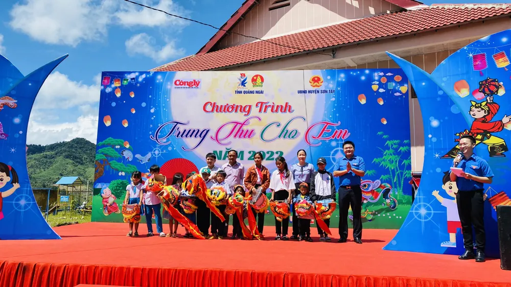 Niềm vui Tết Trung thu của trẻ em vùng núi Quảng Ngãi ảnh 7