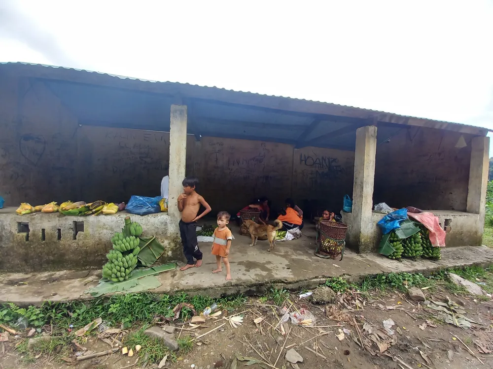 Cuối tuần, đi “chợ” của người Cor trên đỉnh đèo Eo Chim ảnh 1