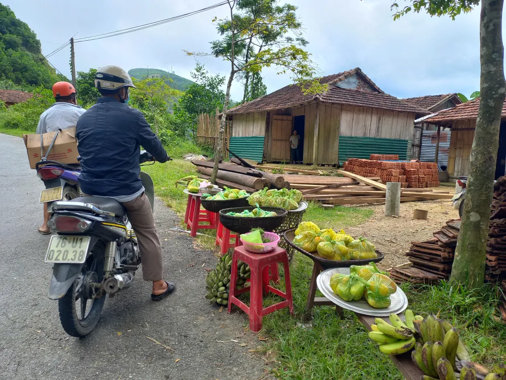 Cuối tuần, đi “chợ” của người Cor trên đỉnh đèo Eo Chim ảnh 8