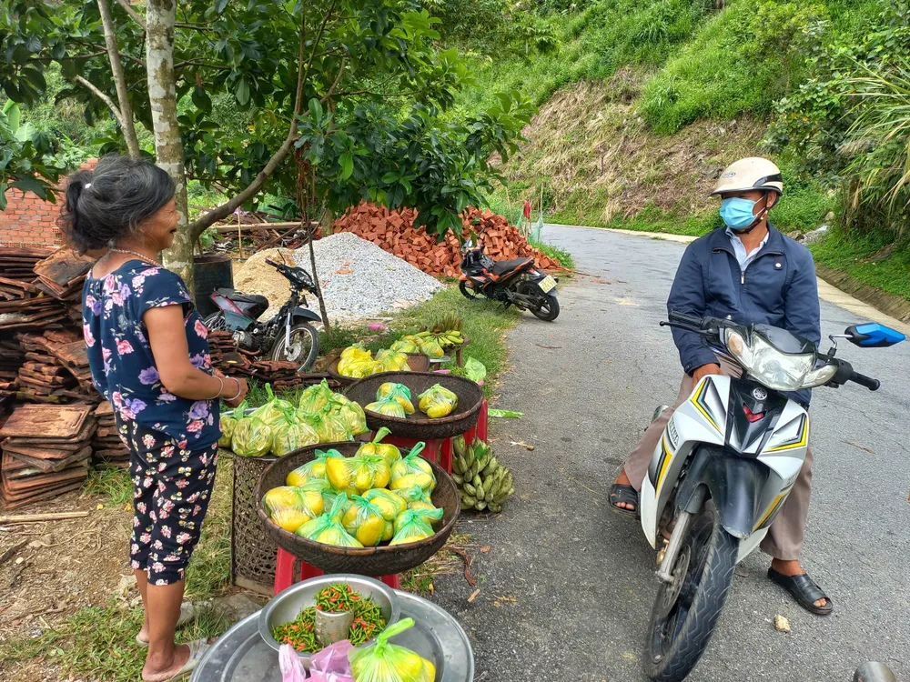Cuối tuần, đi “chợ” của người Cor trên đỉnh đèo Eo Chim ảnh 2