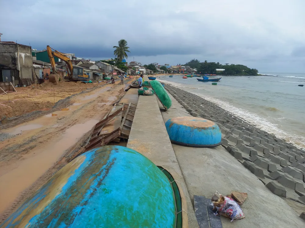 Người dân ven biển tỉnh Quảng Ngãi hối hả phòng chống bão số 4 ảnh 5