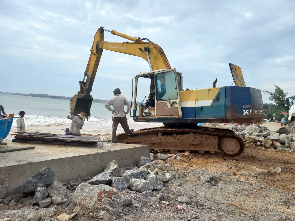 Người dân ven biển tỉnh Quảng Ngãi hối hả phòng chống bão số 4 ảnh 18