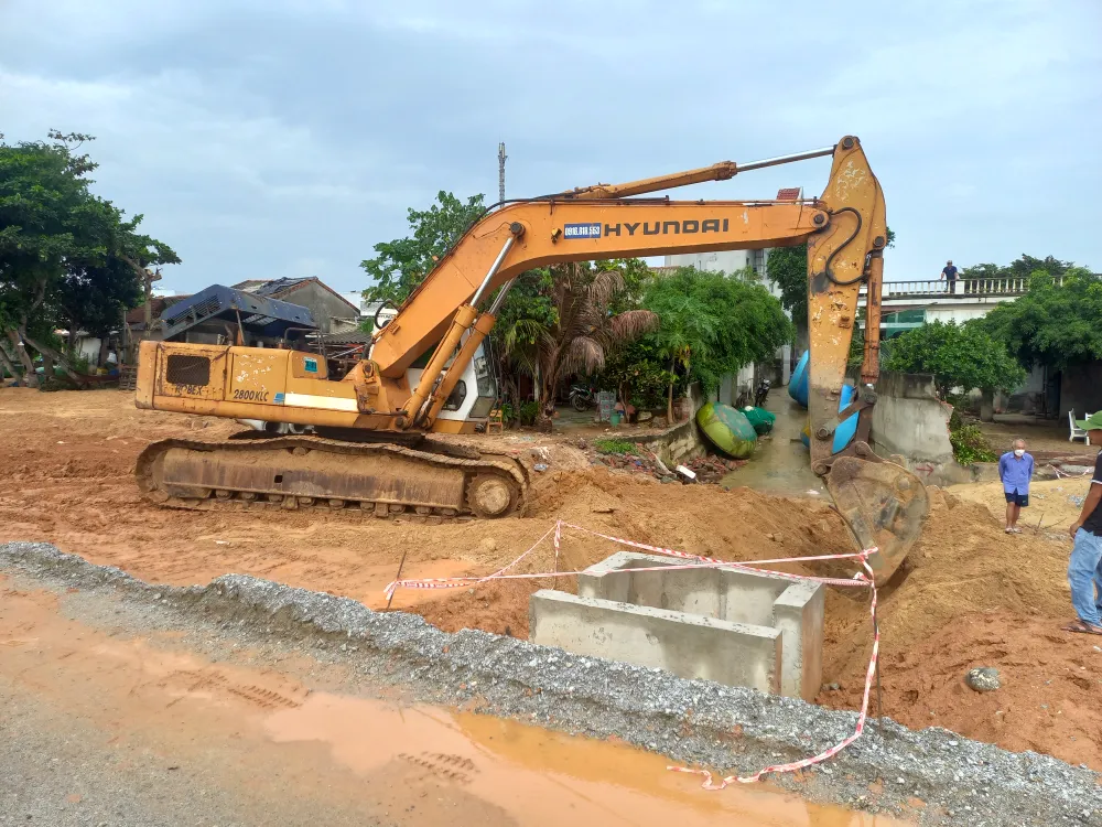 Người dân ven biển tỉnh Quảng Ngãi hối hả phòng chống bão số 4 ảnh 20