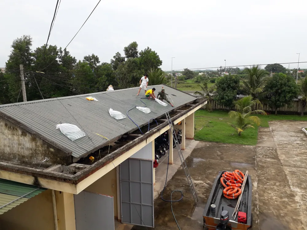 Người dân ven biển tỉnh Quảng Ngãi hối hả phòng chống bão số 4 ảnh 7