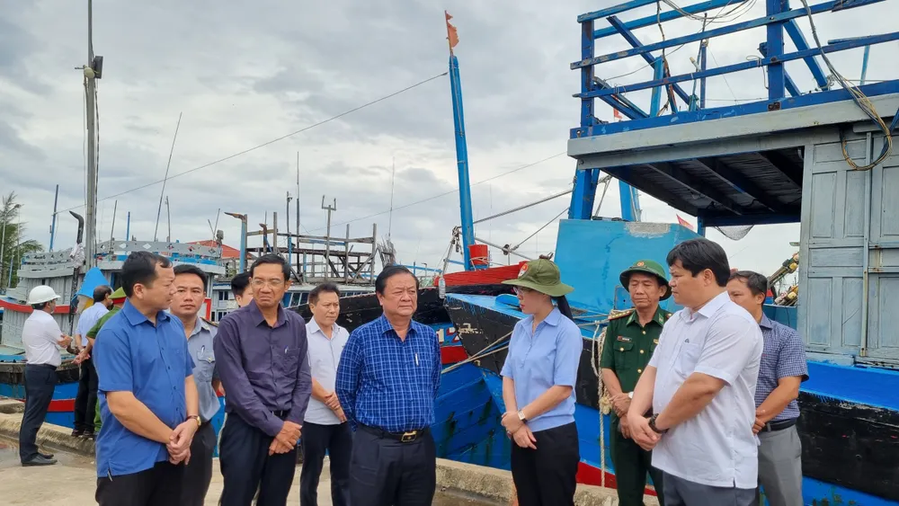 Người dân ven biển tỉnh Quảng Ngãi hối hả phòng chống bão số 4 ảnh 2