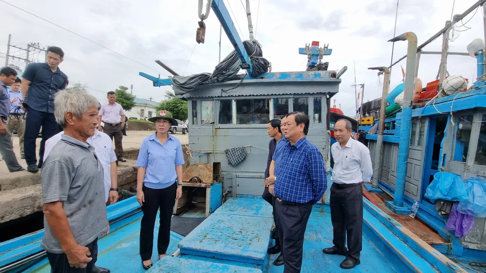 Người dân ven biển tỉnh Quảng Ngãi hối hả phòng chống bão số 4 ảnh 3