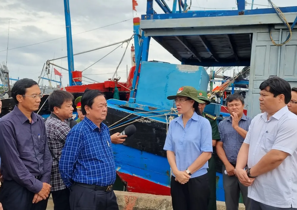 Người dân ven biển tỉnh Quảng Ngãi hối hả phòng chống bão số 4 ảnh 1