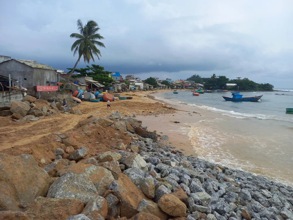 Người dân ven biển tỉnh Quảng Ngãi hối hả phòng chống bão số 4 ảnh 13