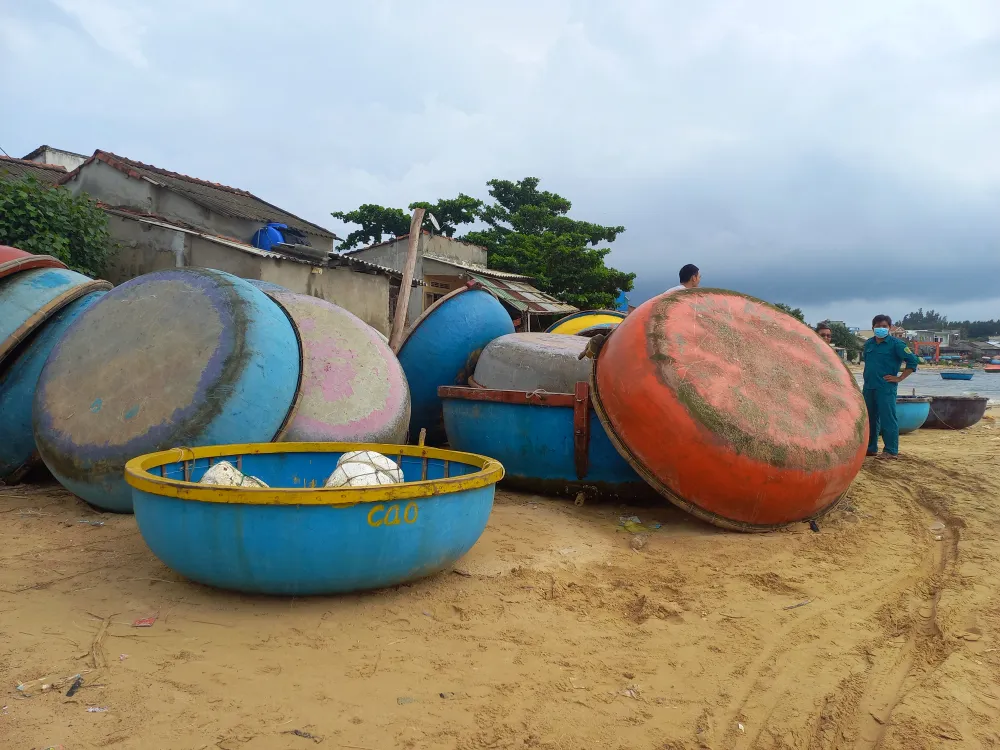 Người dân ven biển tỉnh Quảng Ngãi hối hả phòng chống bão số 4 ảnh 14