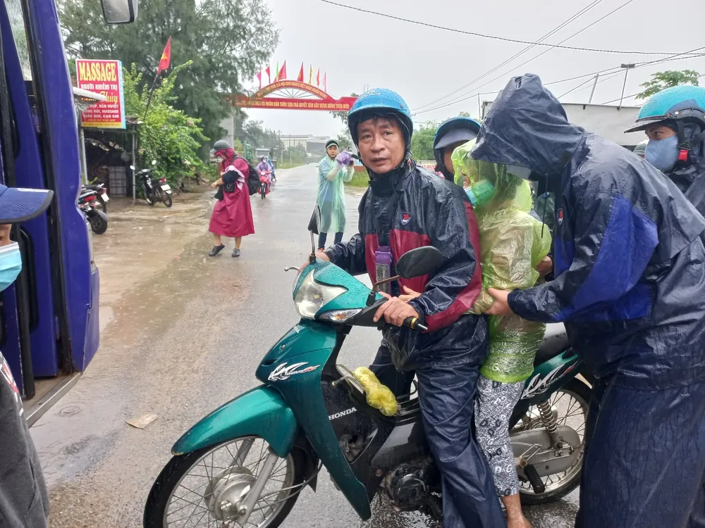 Quảng Ngãi: Vận động, di dời người dân ở vùng nguy hiểm đến nơi an toàn trú bão ảnh 9