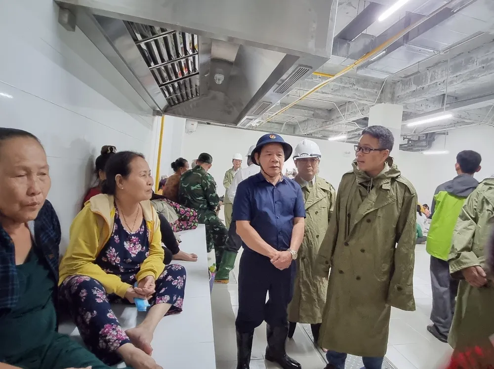 Các tỉnh miền Trung yêu cầu người dân không ra khỏi nhà từ 18 giờ ngày 27-9 ảnh 7