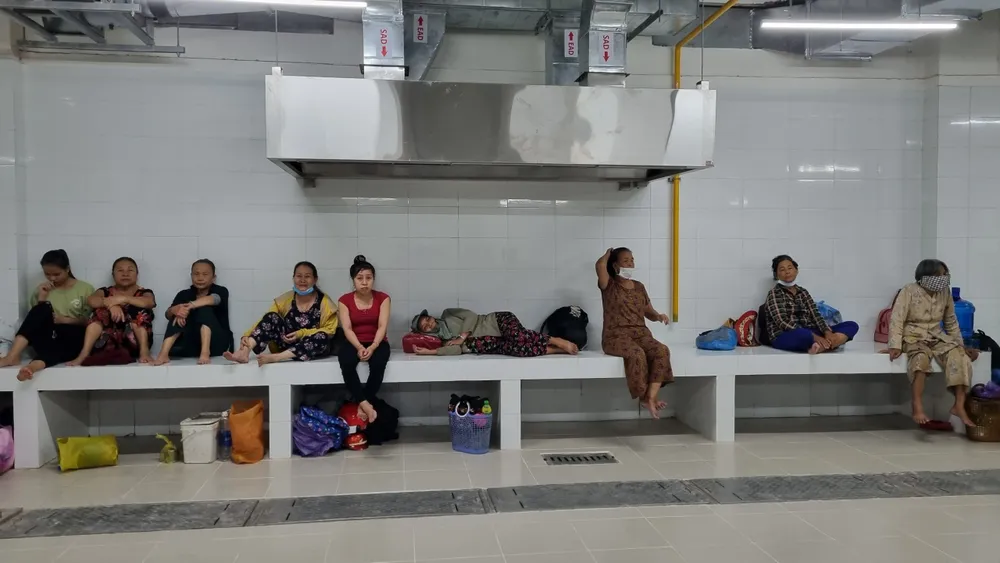 Các tỉnh miền Trung yêu cầu người dân không ra khỏi nhà từ 18 giờ ngày 27-9 ảnh 6