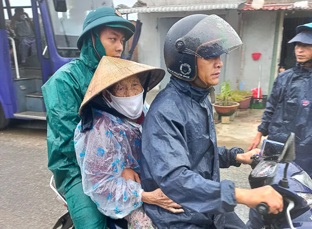 Quảng Ngãi: Vận động, di dời người dân ở vùng nguy hiểm đến nơi an toàn trú bão ảnh 8